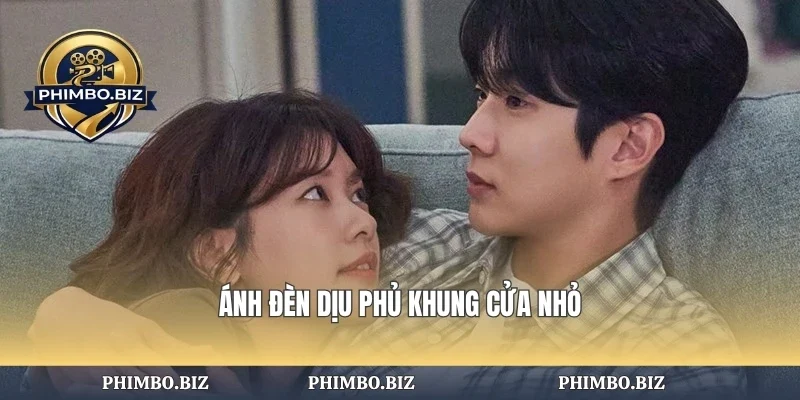 Ánh đèn dịu phủ khung cửa nhỏ