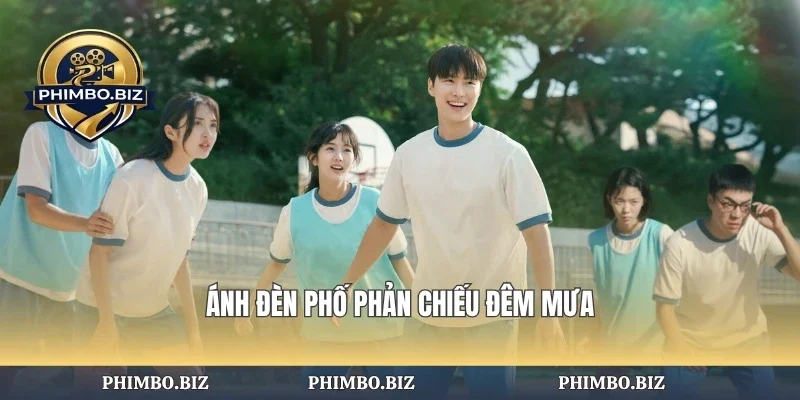 Ánh đèn phố phản chiếu đêm mưa
