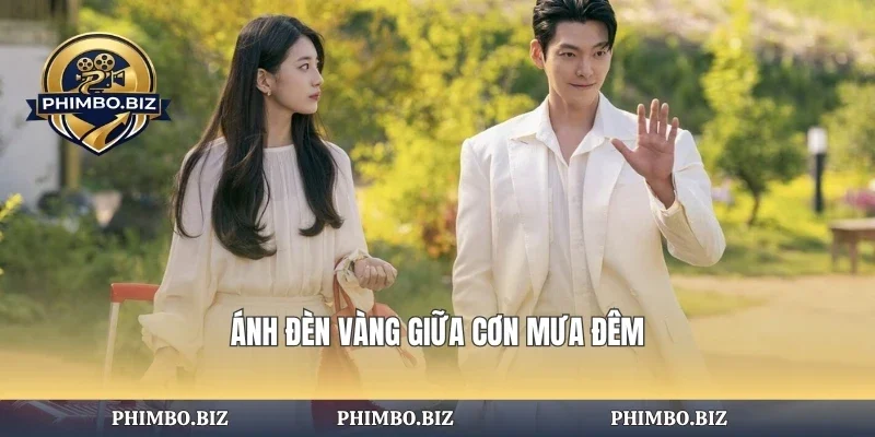 Ánh đèn vàng giữa cơn mưa đêm