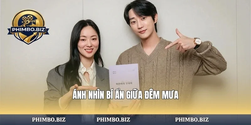 Ánh nhìn bí ẩn giữa đêm mưa