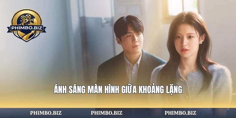 Ánh sáng màn hình giữa khoảng lặng