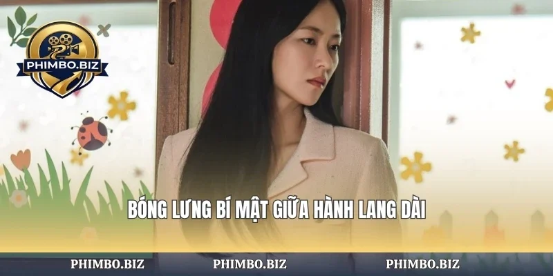 Bóng lưng bí mật giữa hành lang dài