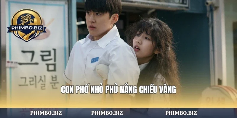 Con phố nhỏ phủ nắng chiều vàng